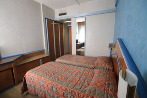 Classic Twin Room, 2 Twin Beds | Minibar, in-room safe, desk, free WiFi