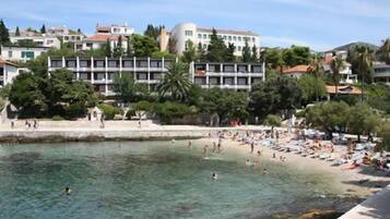 Playa en los alrededores, camastros y sombrillas