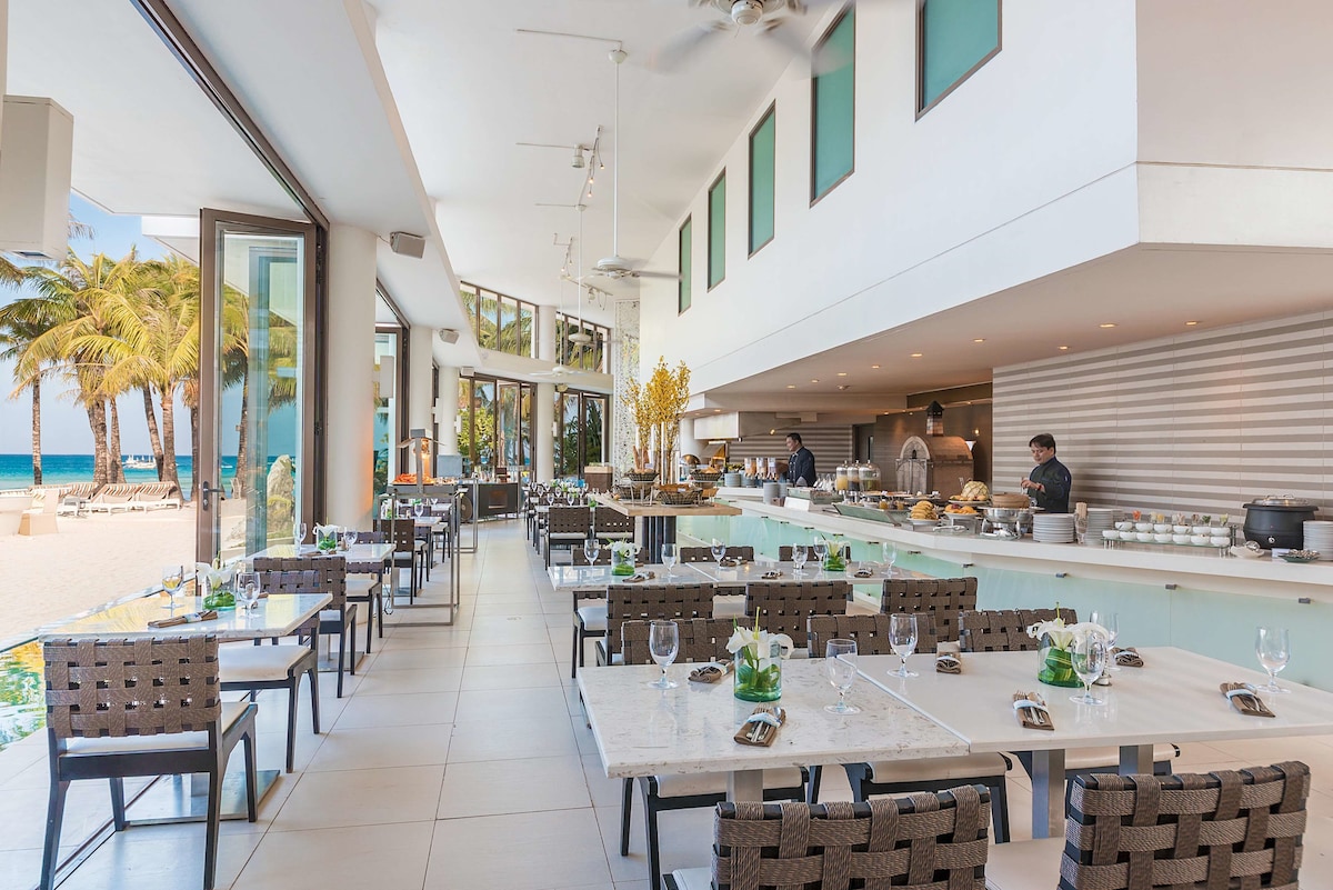 2 restaurants, breakfast, lunch, dinner served
