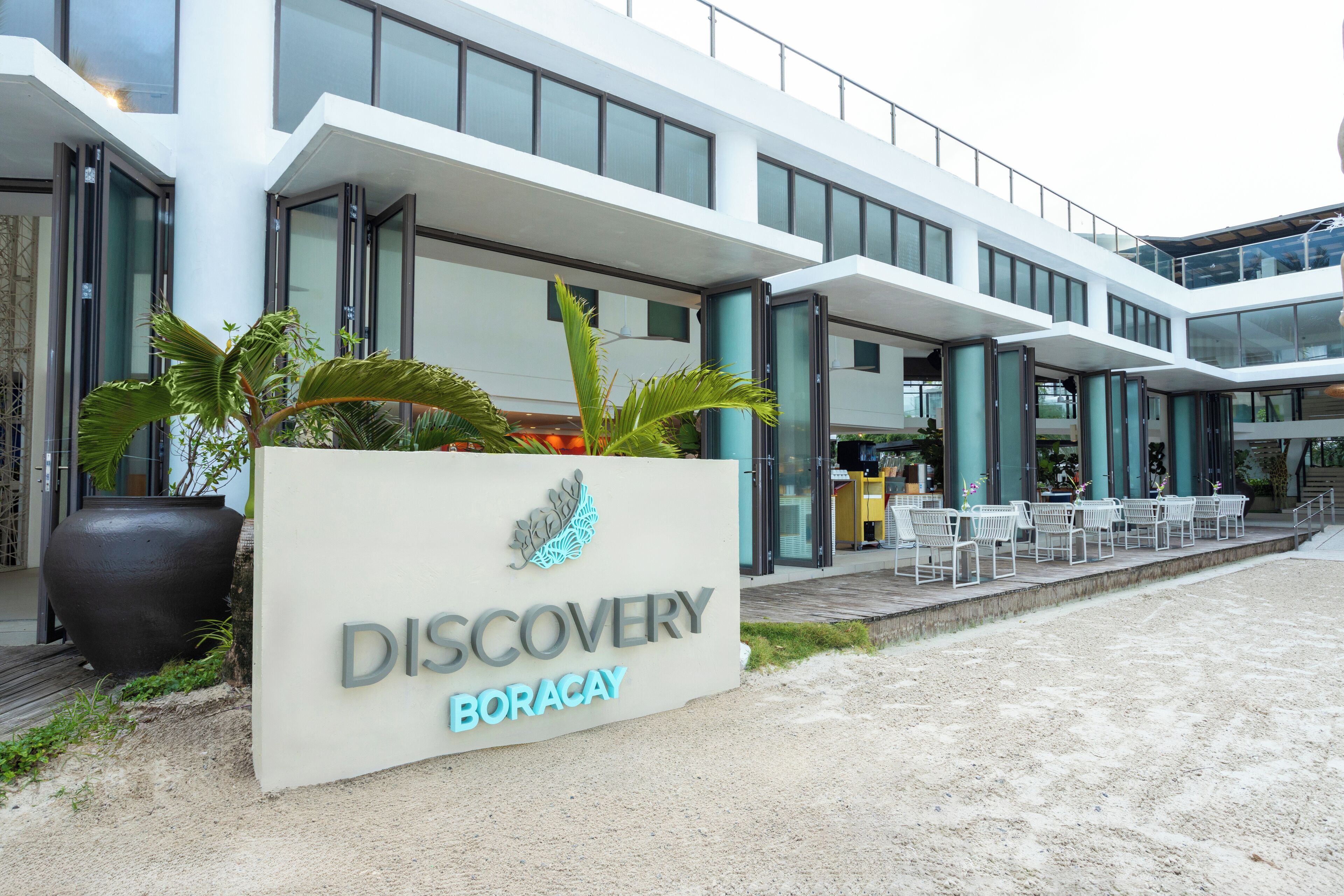 Un edificio moderno con un letrero que dice "DISCOVERY BORACAY".