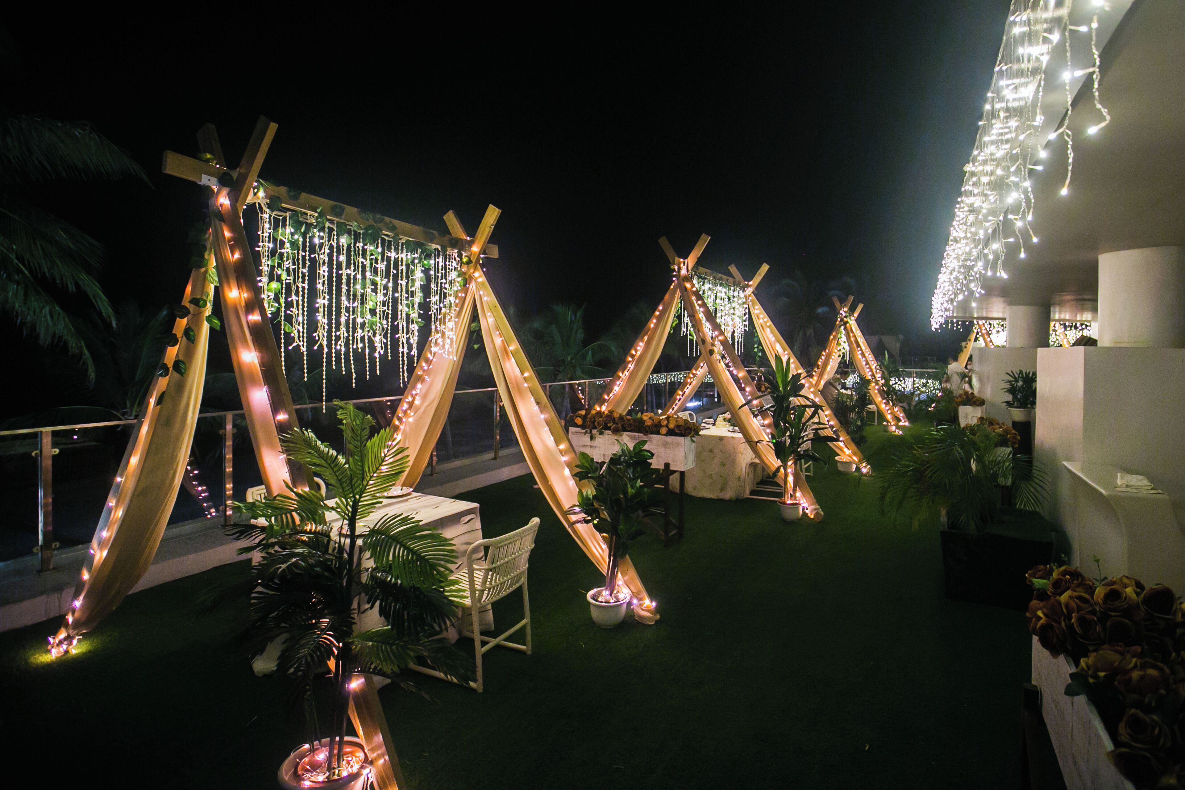 2 restaurants, breakfast, lunch, dinner served; seafood