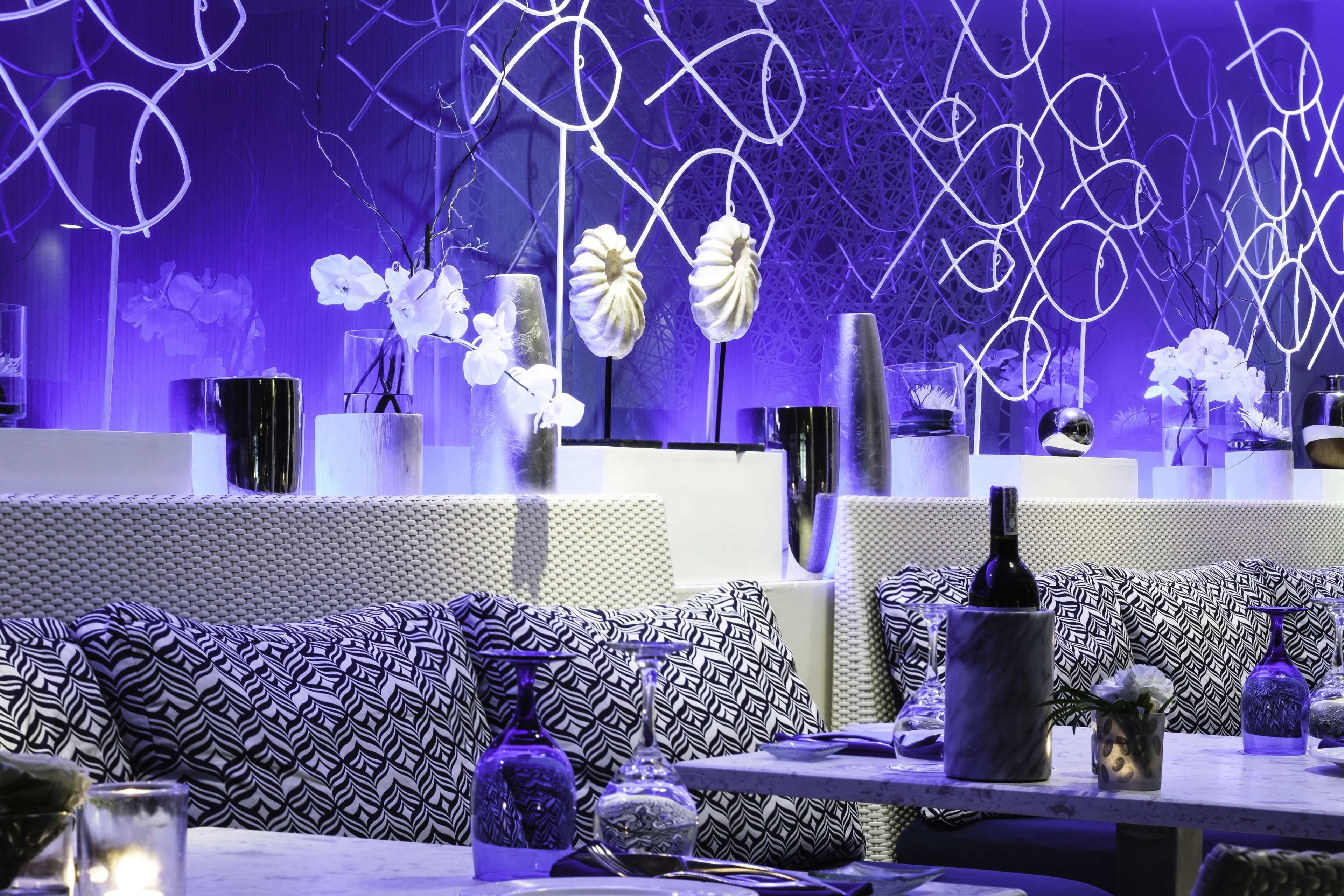 2 restaurants, breakfast, lunch, dinner served; seafood