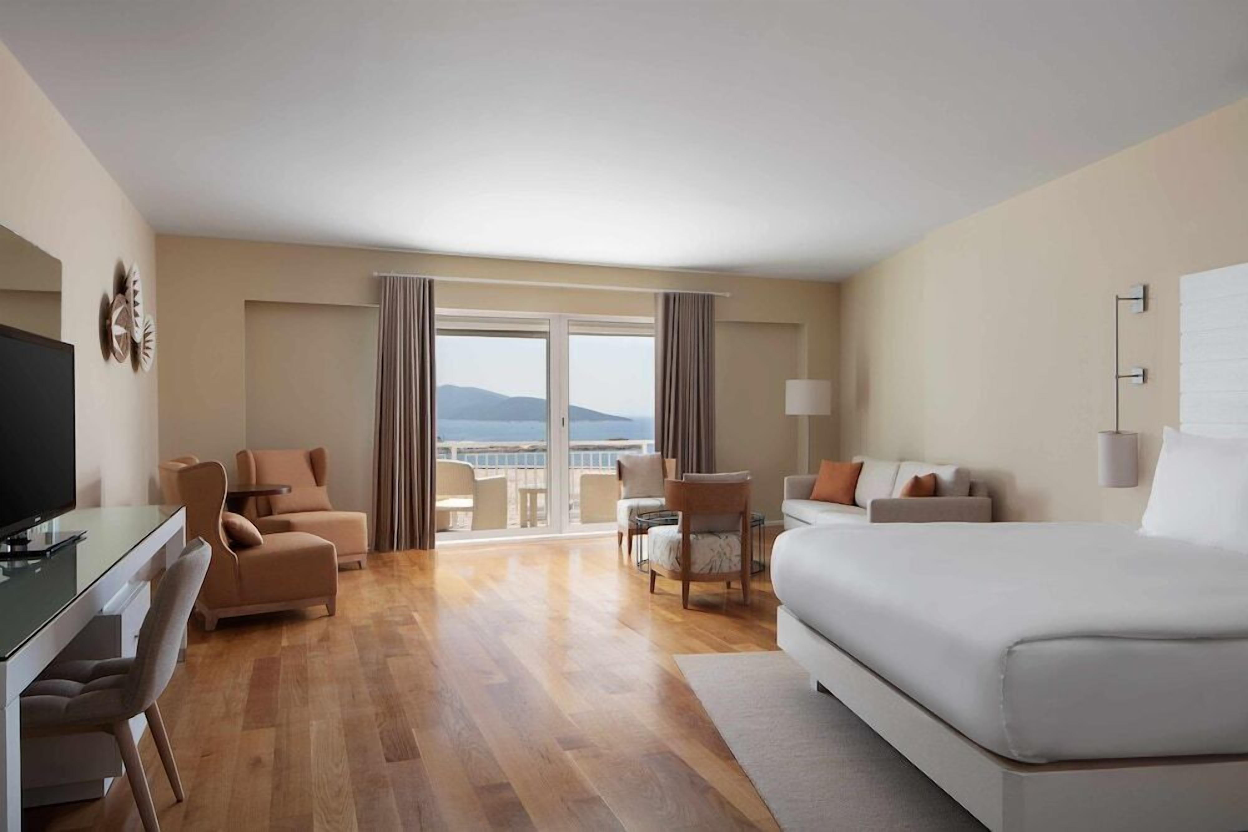 Premium bedding, minibar, in-room safe, desk