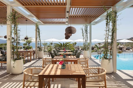 Se sirven desayunos, con vista a la piscina