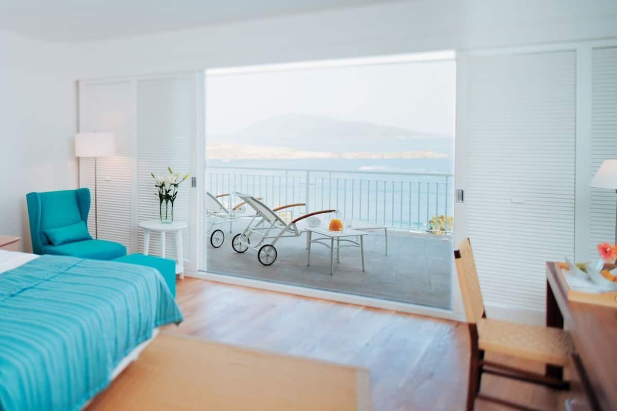 Premium bedding, minibar, in-room safe, desk