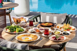 بوفيه فطور مجانًا يوميًا