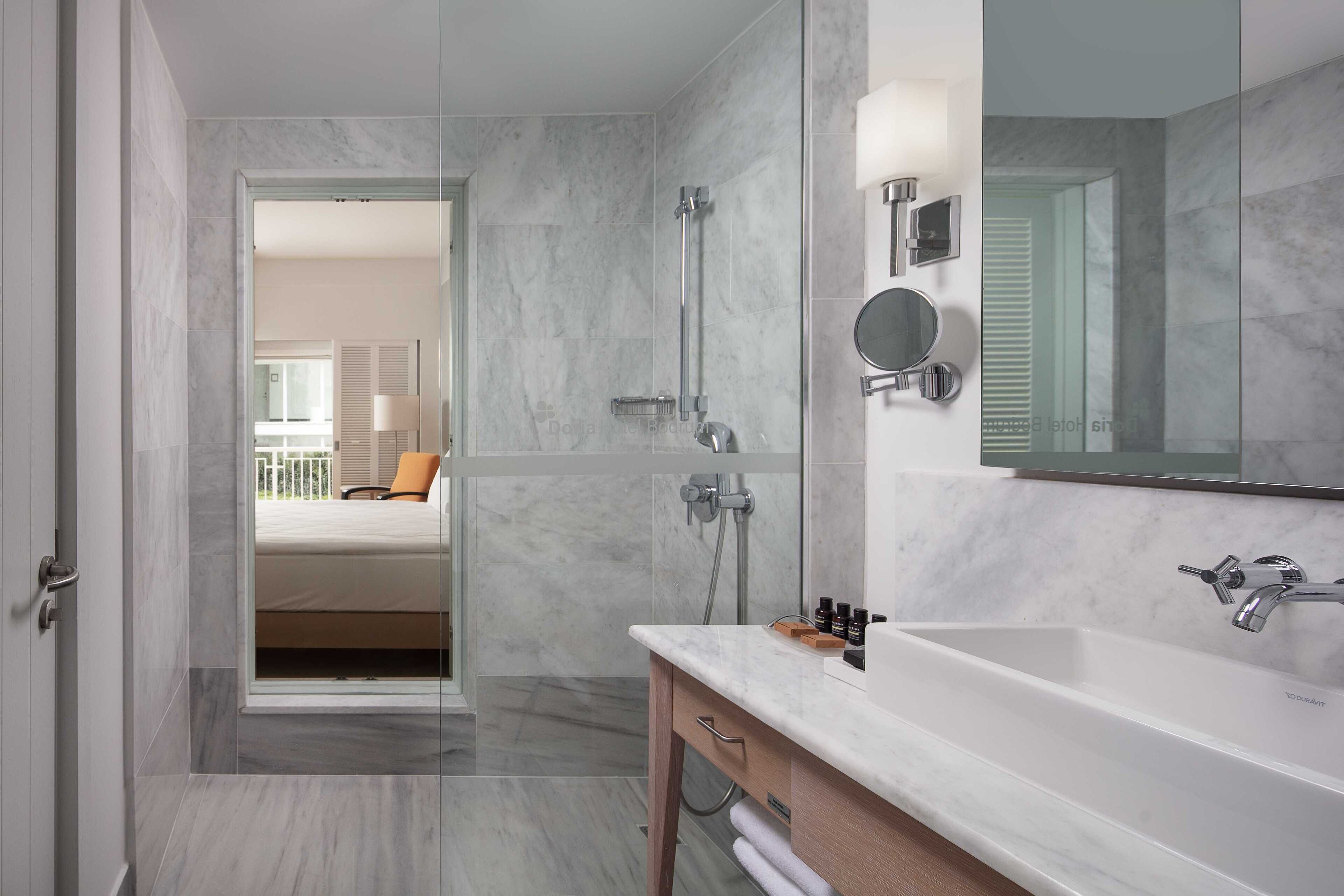 Une salle de bain moderne avec un grand miroir, une baignoire et un espace douche.