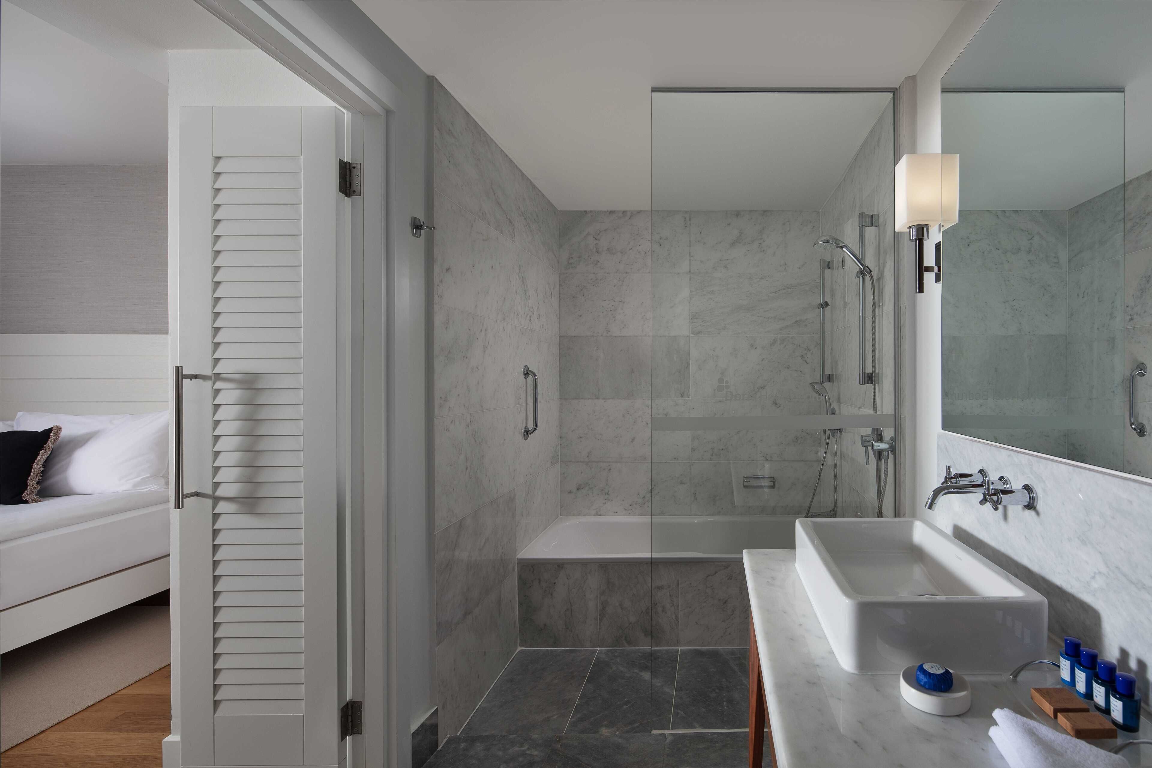 Un baño moderno con bañera, ducha y lavamanos.