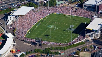 Ein Stadion mit einer großen Zuschauermenge, einem Fußballfeld und einer Laufbahn.