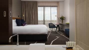 Habitación ejecutiva, bañera de hidromasaje (Executive Spa Room) | Ropa de cama de alta calidad, minibar, caja fuerte y cortinas opacas
