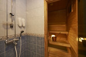  Standard Twin with Kitchenette and Sauna (Hotel Terme)  | Baño | Ducha y toallas