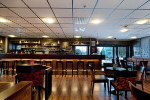 2 か所のバー / ラウンジ、プールサイドバー