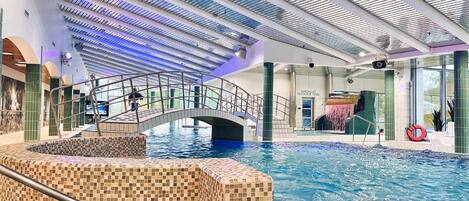 3 piscinas cubiertas, una piscina al aire libre