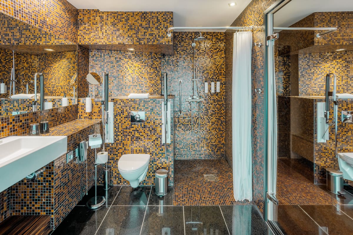 Swiss, Twin Room, 2 Twin Beds, Accessible | Premium bedding, minibar, in-room safe, desk