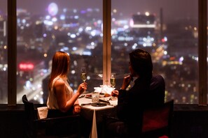 供應午餐和晚餐