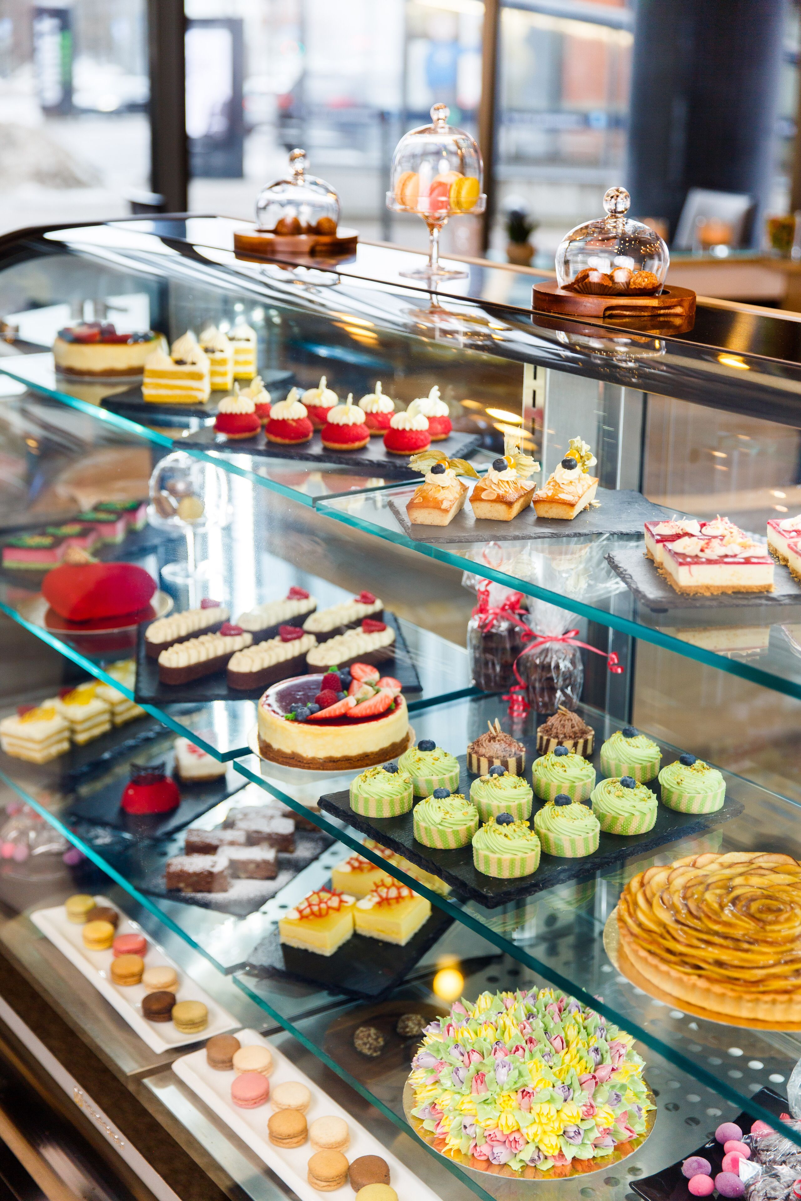 Vitrine de uma padaria com diversos doces e sobremesas.