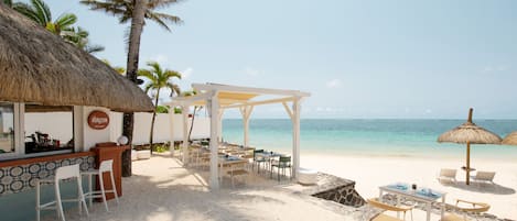 2 restaurants servant le déjeuner et le dßner, plats Cuisine locale