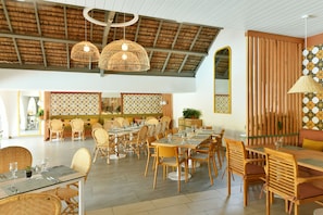 2 restaurants, lunch, dinner served; local cuisine