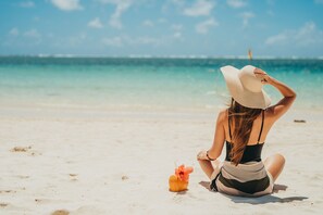 在海滩、白沙、间海滩酒吧、划皮艇