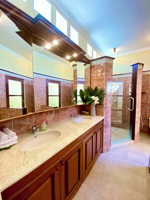 Combined shower/bathtub, free toiletries, towels, shampoo - Bali Emerald Villas (Denpasar)