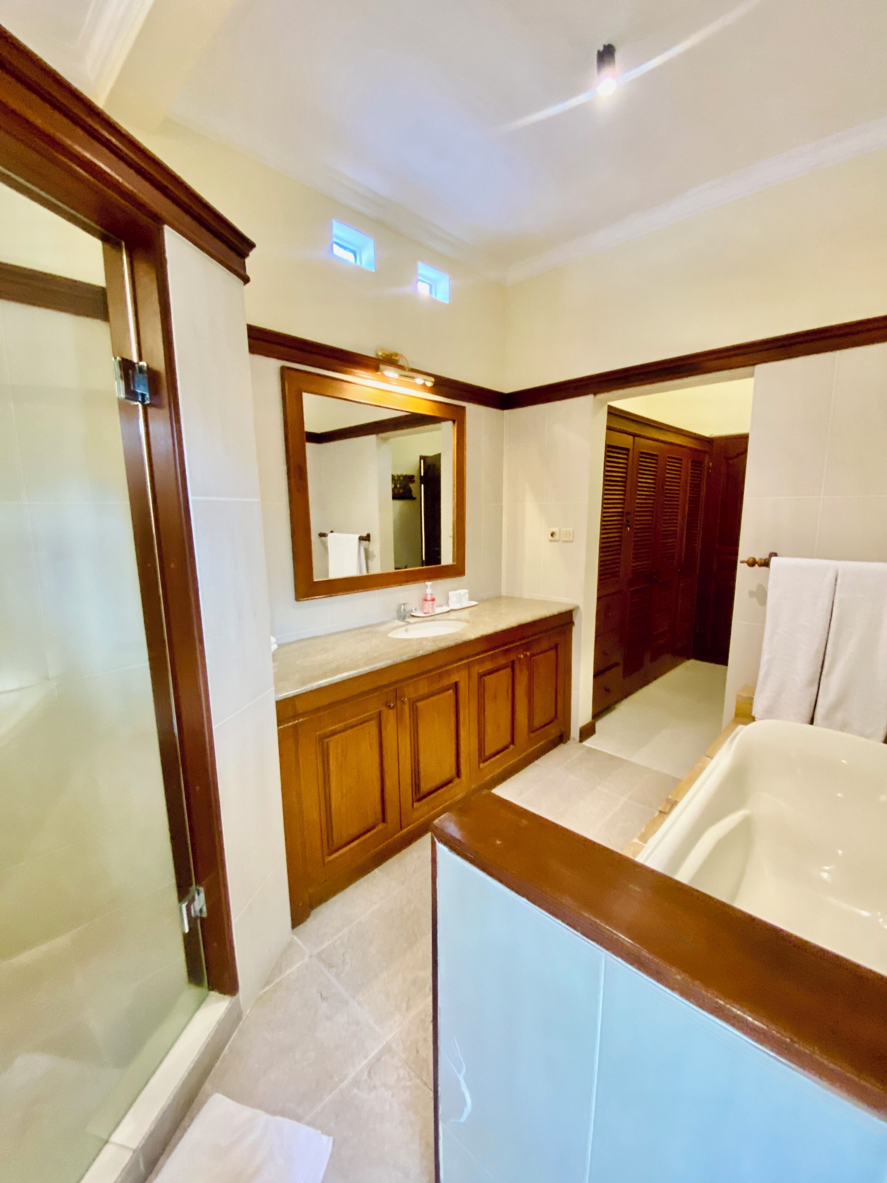 Ein Badezimmer mit Dusche, Waschbecken und Badewanne.