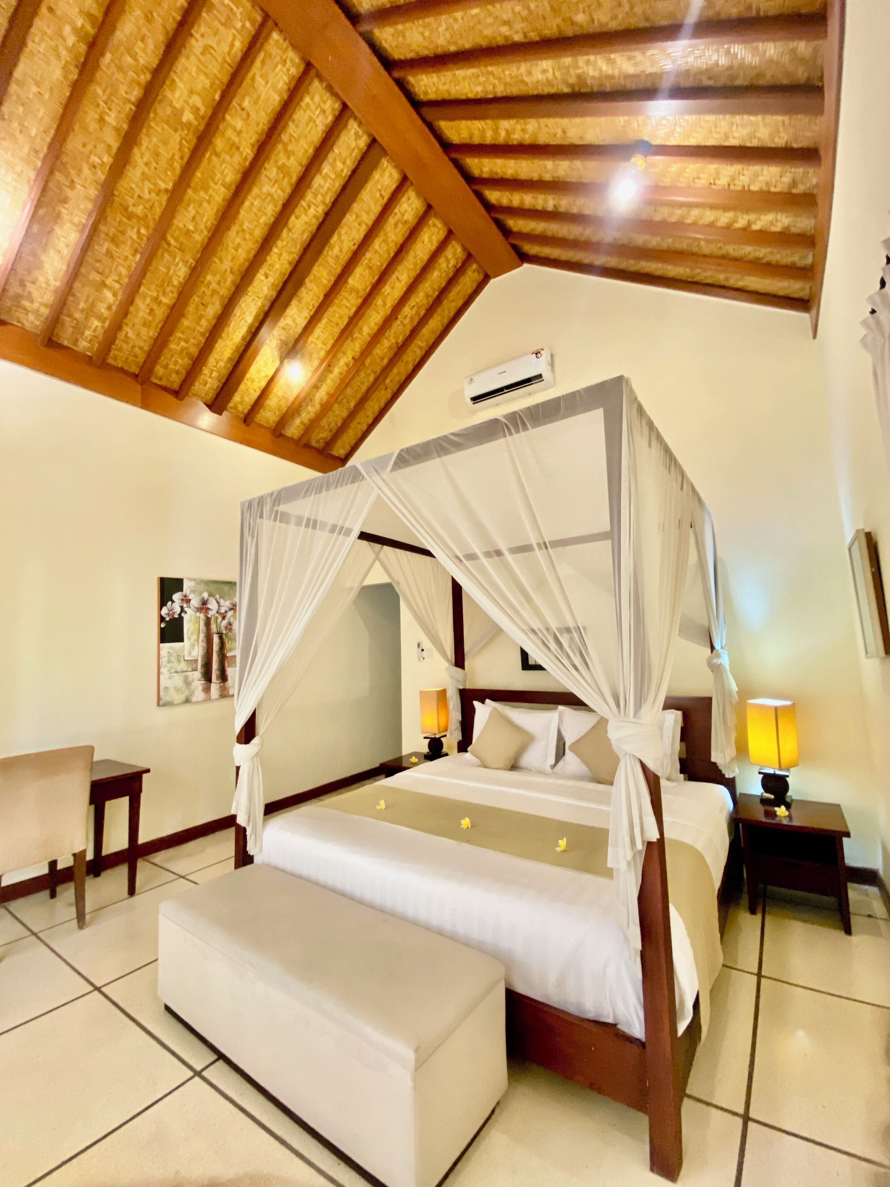 1 dormitorio, minibar, caja fuerte y escritorio