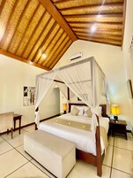 1 kamar tidur, minibar, brankas, dan meja kerja