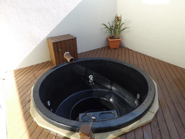 Fridge, microwave, coffee/tea maker, cookware/dishes/utensils