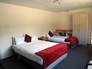 Free WiFi, bed sheets - Karaka Tree Motel (Taupo)