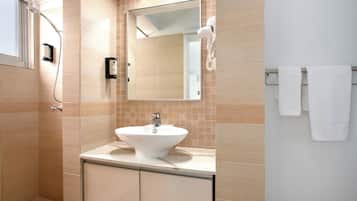 Deluxe Studio, 1 Queen Bed, Non Smoking | Bathroom | Shower, hair dryer, towels, soap