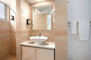 Deluxe Studio, 1 Queen Bed, Non Smoking | Bathroom - City Star Lodge (Kangaroo Point)