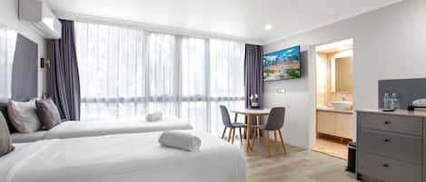 Deluxe-studio, 2 yhden hengen sänkyä | 1 makuuhuone, pillowtop-patjalliset sängyt, työpöytä