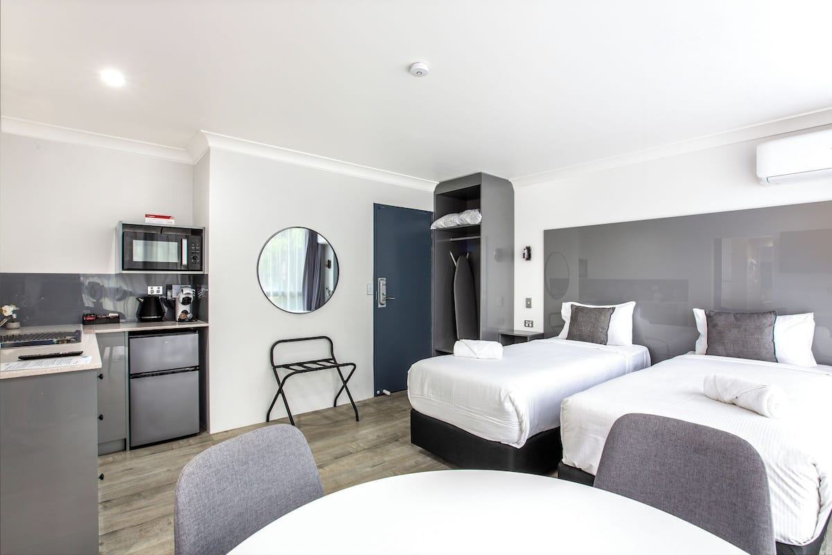 Estudio Deluxe, 2 camas individuales | Camas con pillow-top, escritorio y espacio para trabajar con laptop