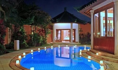 Una piscina al aire libre