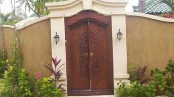 1 kamar tidur, brankas, meja kerja, dan setrika/meja setrika