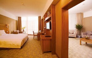 Deluxe Suite | Minibar, in-room safe, desk, iron/ironing board