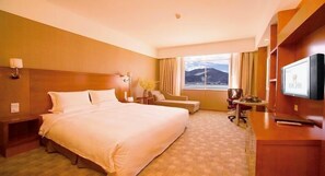 Deluxe King Room | Minibar, in-room safe, desk, iron/ironing board