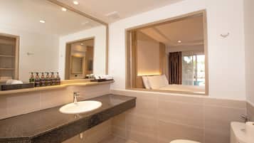 Habitación, acceso a la piscina | Baño | Artículos de higiene personal gratuitos, secador de pelo y albornoces