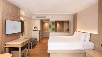 Minibar, coffres-forts dans les chambres, bureau