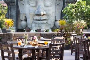 3 restaurantes; se sirve desayuno, almuerzo y cena; cocina internacional