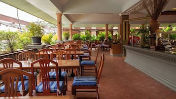 Petit déjeuner buffet (800 THB par personne)