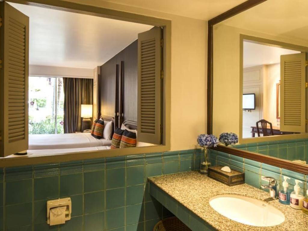 Minibar, in-room safe, desk, iron/ironing board