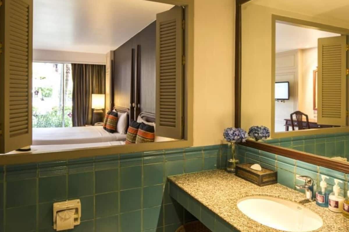 迷你吧、客房内保险箱、办公桌、熨斗/熨板