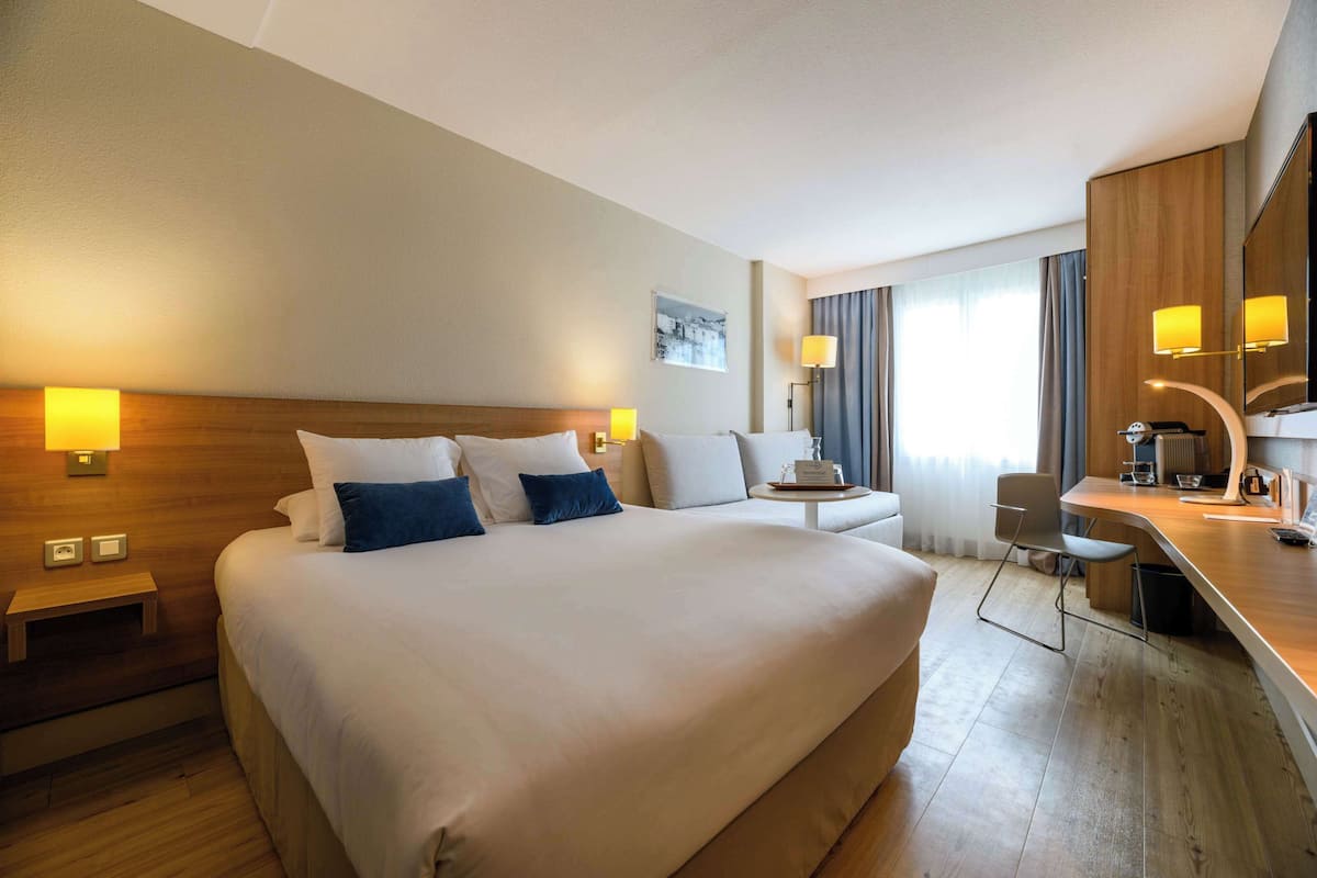 Superior Room, 1 Queen Bed | 1 bedroom, premium bedding, in-room safe, desk