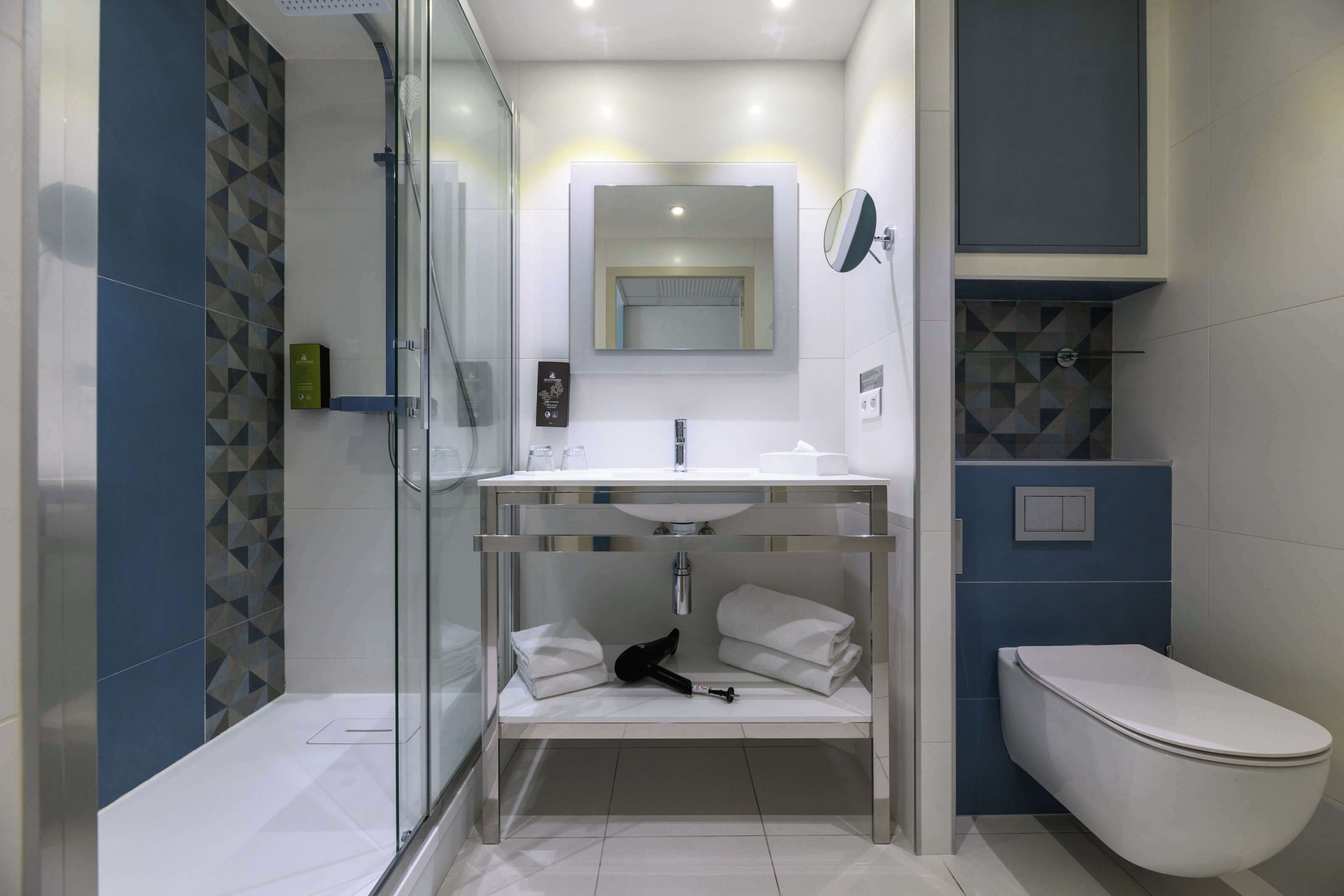 Haartrockner, Handtücher, Seife, Shampoo