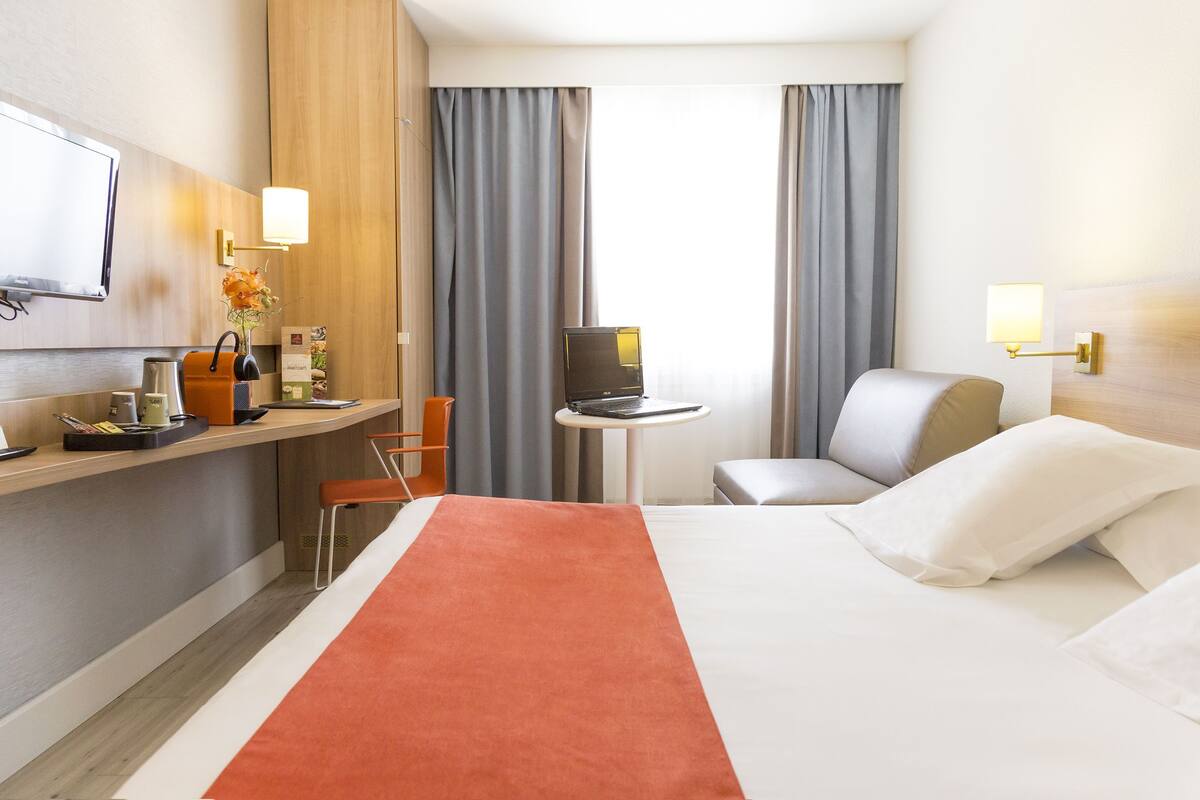 Premium bedding, in-room safe, desk, blackout drapes
