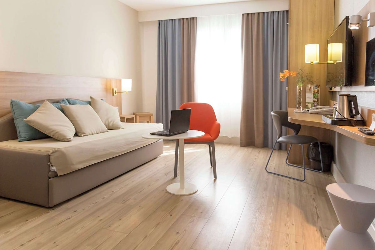 1 bedroom, premium bedding, in-room safe, desk