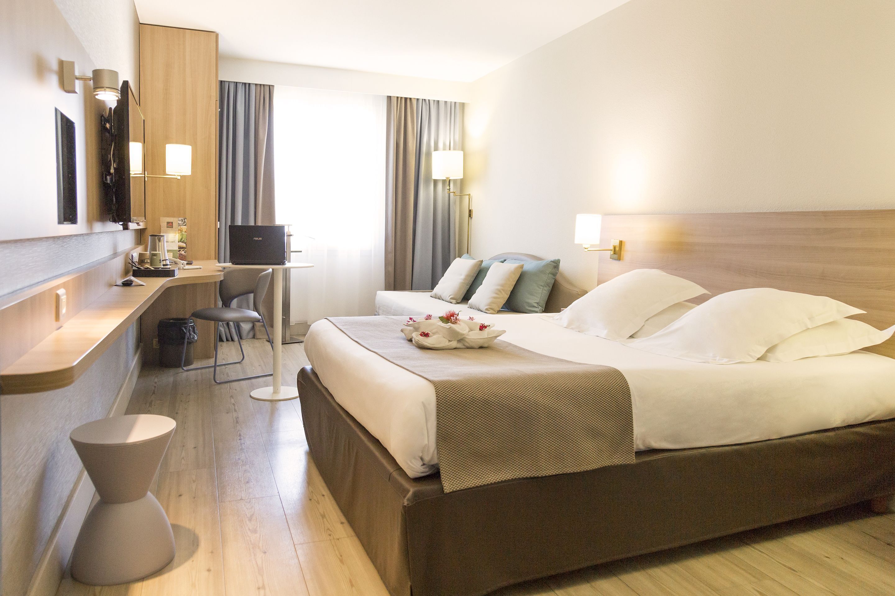Premium bedding, in-room safe, desk, blackout drapes
