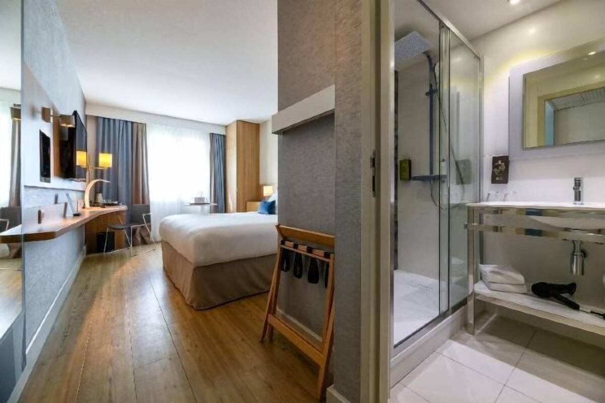 Premium bedding, in-room safe, desk, blackout curtains