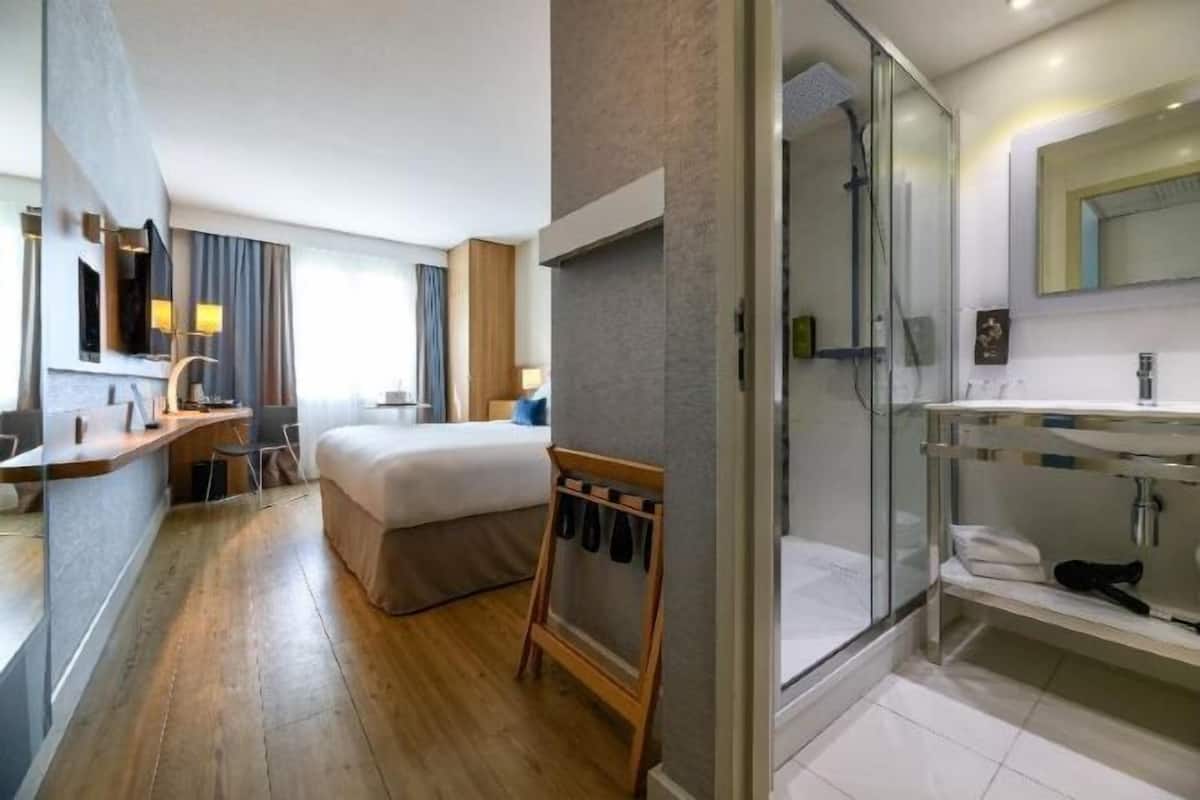 Premium bedding, in-room safe, desk, blackout curtains